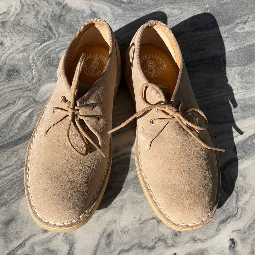 NWOT CLARKS ORIGINAL Women Suede
Sand color